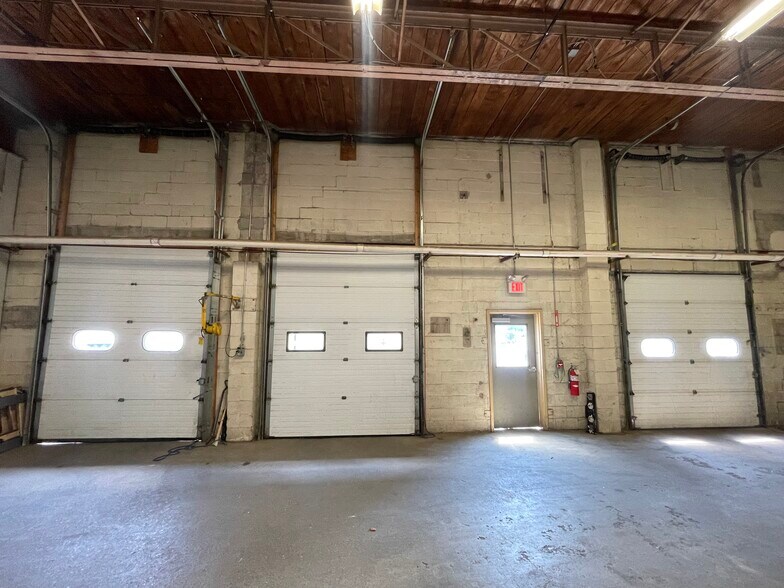 More Photos Of 15 Saunders Way, Westbrook Warehouse For Lease