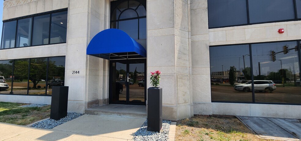 More Photos Of 2144 S Macarthur Blvd, Springfield Office For Lease