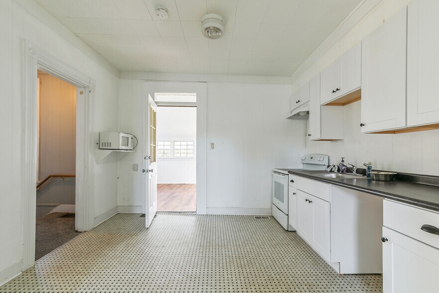 More Photos Of 307 Railroad Ave, Ashland Storefront Retail Residential For Sale