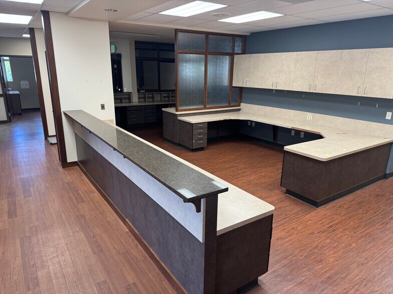 More Photos Of 2720 Commercial St, Salem Office For Sale