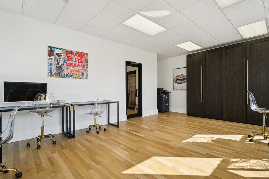 More Photos Of 2-4 Garber Sq, Ridgewood Restaurant For Sale