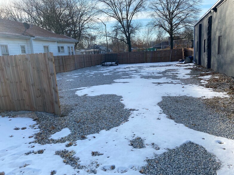 More Photos Of 2401 N Harding St, Indianapolis Flex For Sale