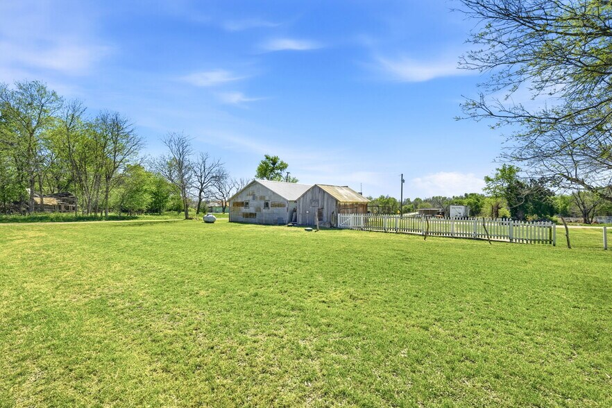 More Photos Of 110 County Road 421, Thorndale Freestanding For Sale