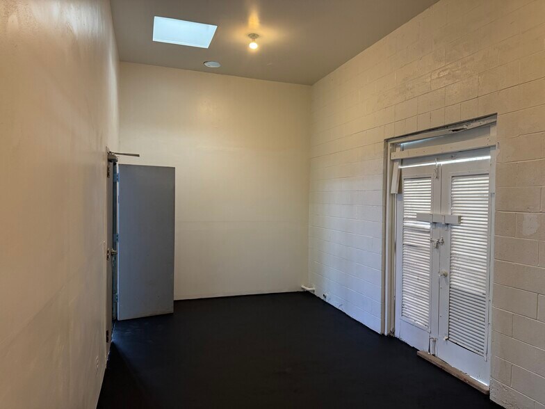 More Photos Of 2307 E Main St, Ventura Storefront For Sale