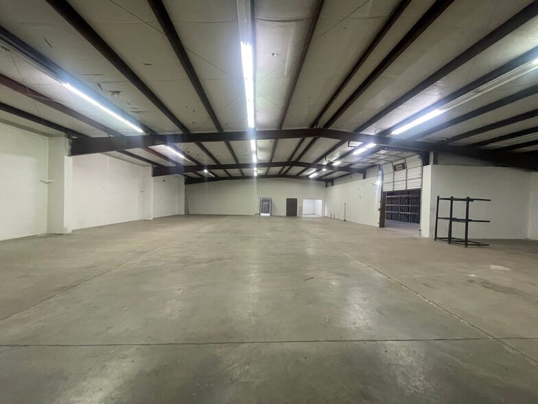 More Photos Of 1020 S Quaker Ave, Tulsa Warehouse For Lease