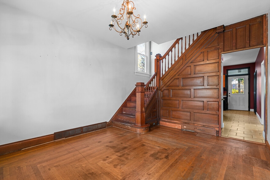 More Photos Of 228 S Clay St, Zelienople Office For Sale