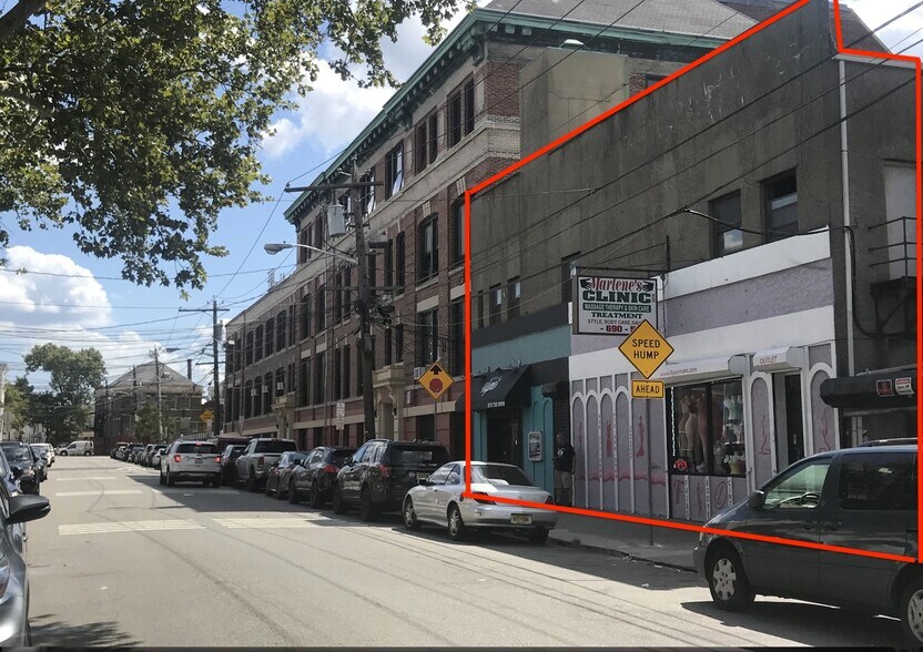 More Photos Of 8-10 Alyea St, Newark Storefront For Lease