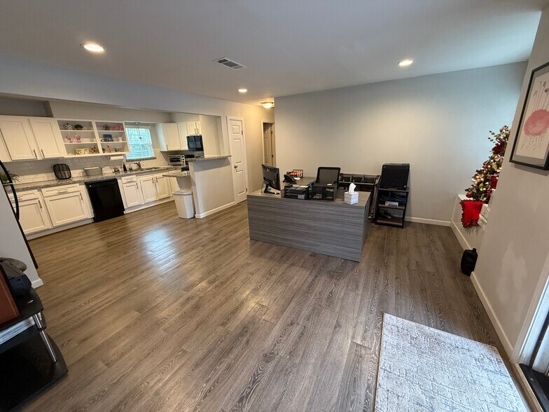 More Photos Of 9144 Sharyn Dr, Conroe Warehouse For Lease