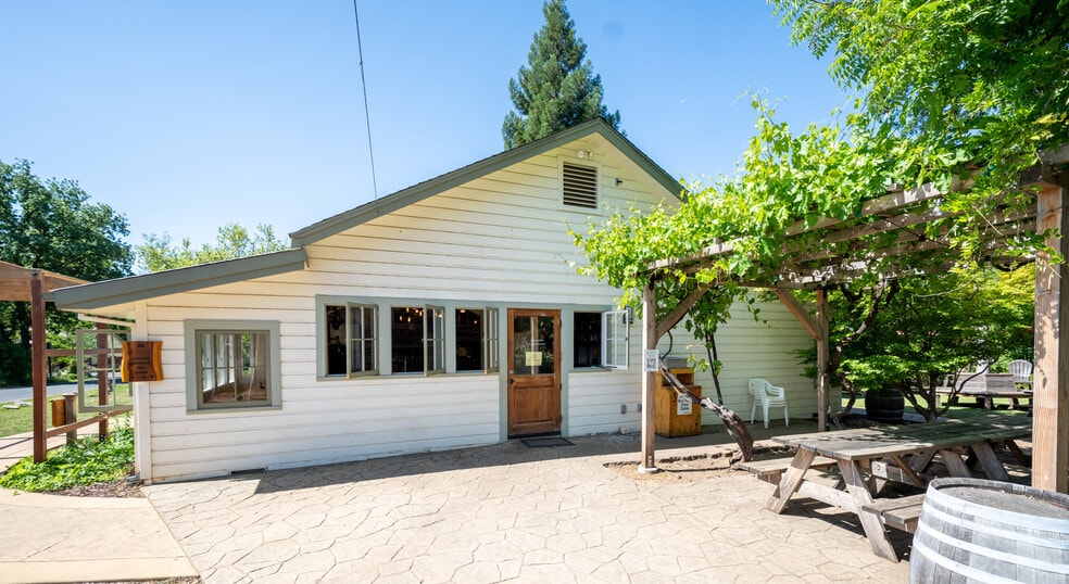 More Photos Of 350 Main St, Murphys Restaurant For Sale