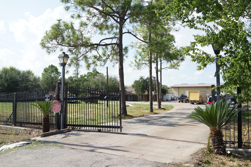 Primary Photo Of 2701 Charles Ln, Sugar Land Warehouse For Lease