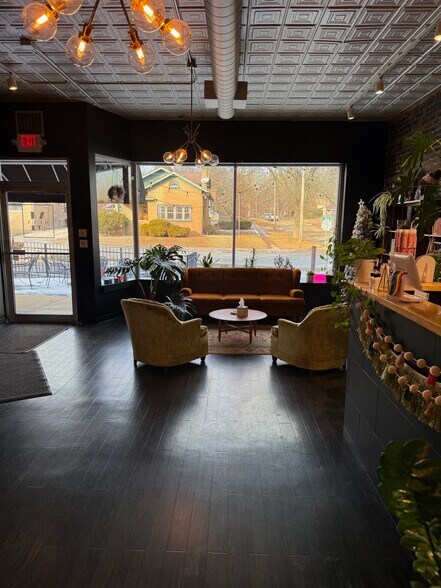 More Photos Of 2209 E State St, Rockford General Retail For Lease