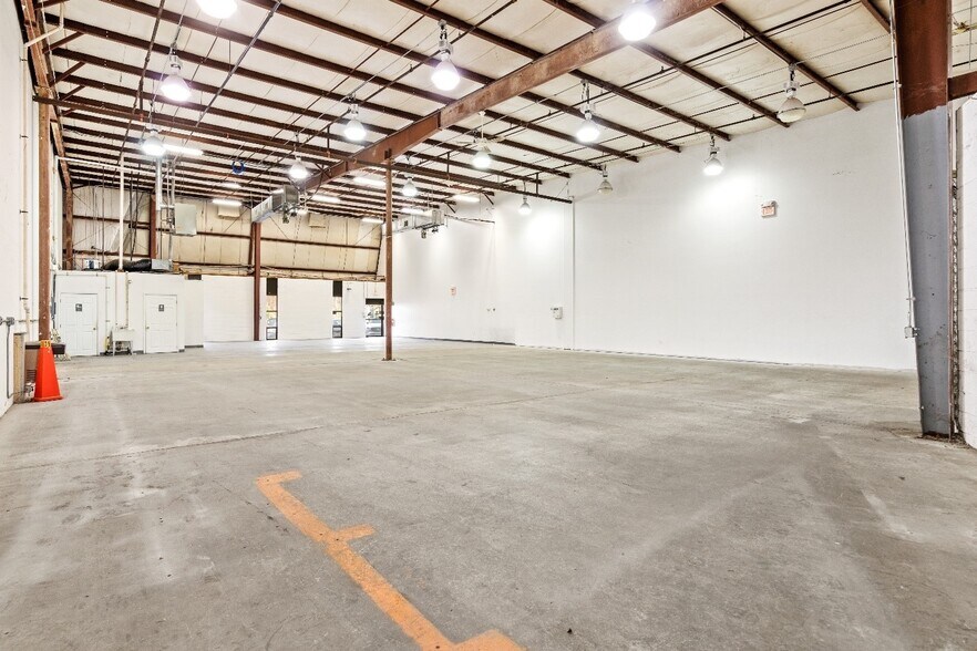 More Photos Of 3 Nami Ln, Hamilton Light Distribution For Lease