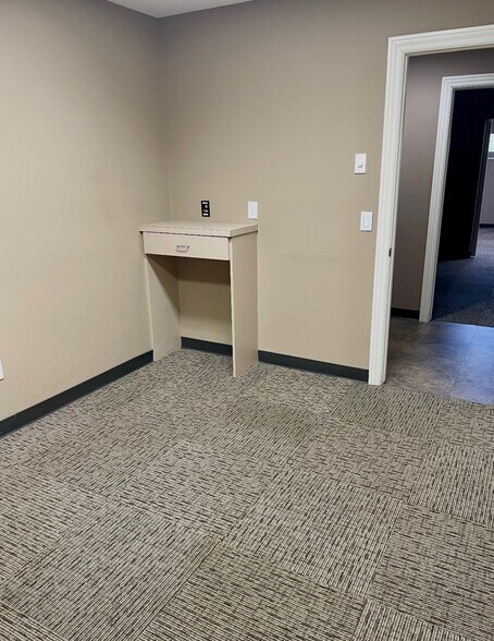 More Photos Of 1000 S West End St, Springdale Office For Lease