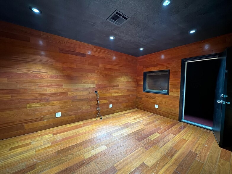 More Photos Of 2801-2825 Gulf Fwy, Houston Unknown For Lease