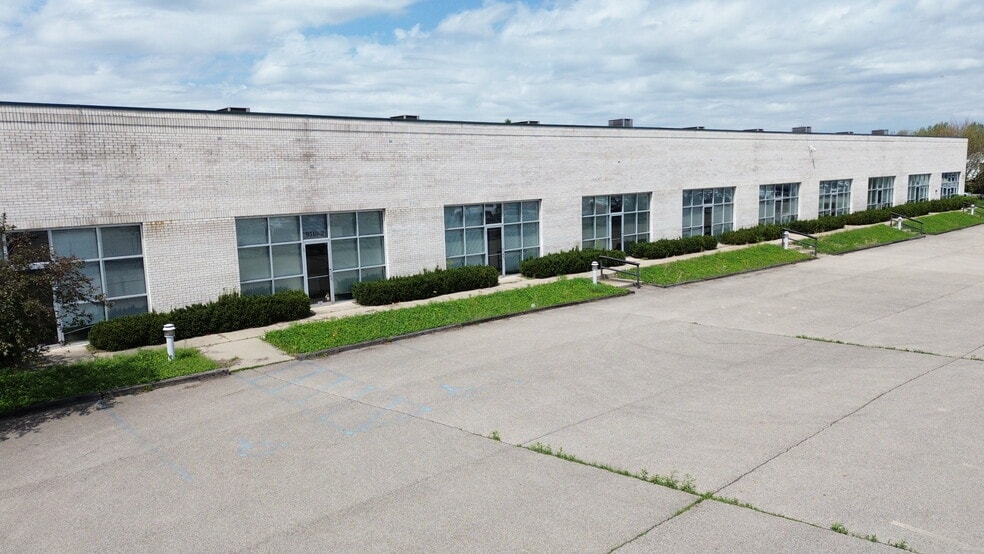 More Photos Of 9507-9510 Ross Ln, Indianapolis Office For Lease