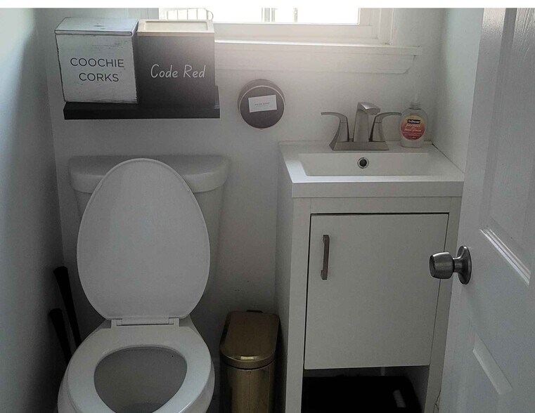 More Photos Of 1025 N 66th St, Philadelphia Office For Sale