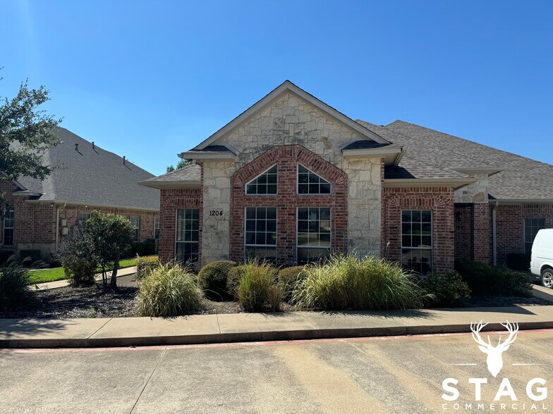 More Photos Of 1204 Bent Oaks Ct, Denton Office Residential For Lease