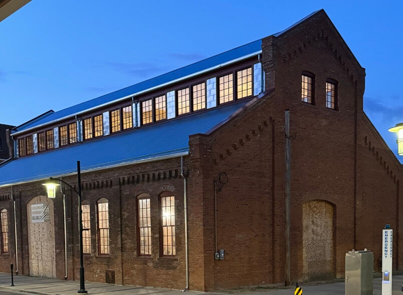 More Photos Of 990 Washington St, Dubuque Bar For Lease