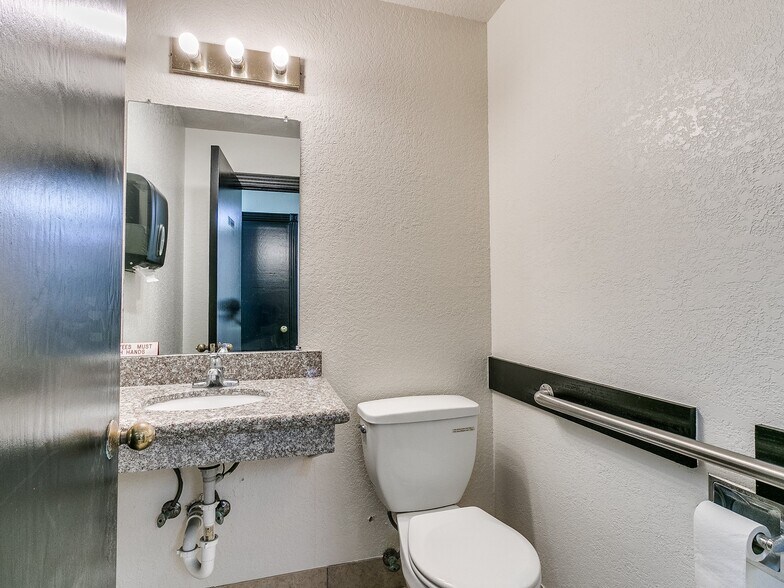 More Photos Of 2124 S Shadowlake, Oklahoma City Medical For Lease