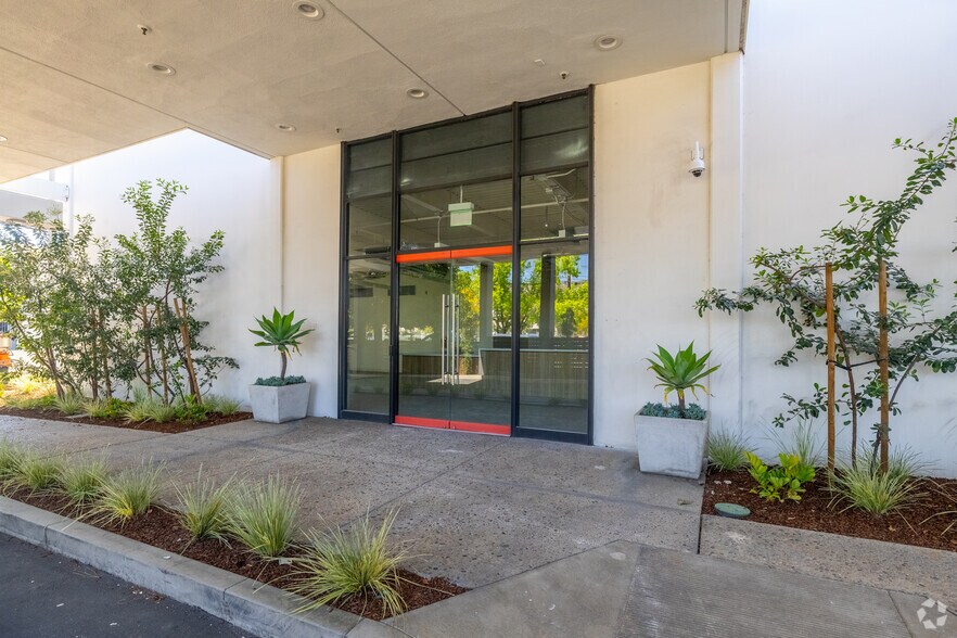 More Photos Of 2777 N Ontario St, Burbank Light Distribution For Lease