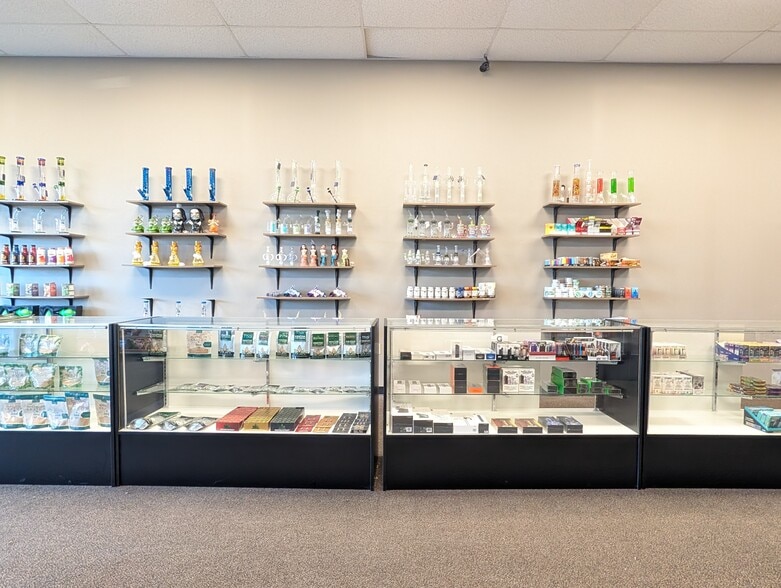 More Photos Of 9322 N Oak Trfy, Kansas City General Retail For Lease