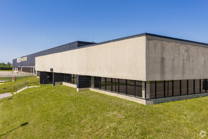 Primary Photo Of 2750 Av Francis-Hughes, Laval Warehouse For Lease