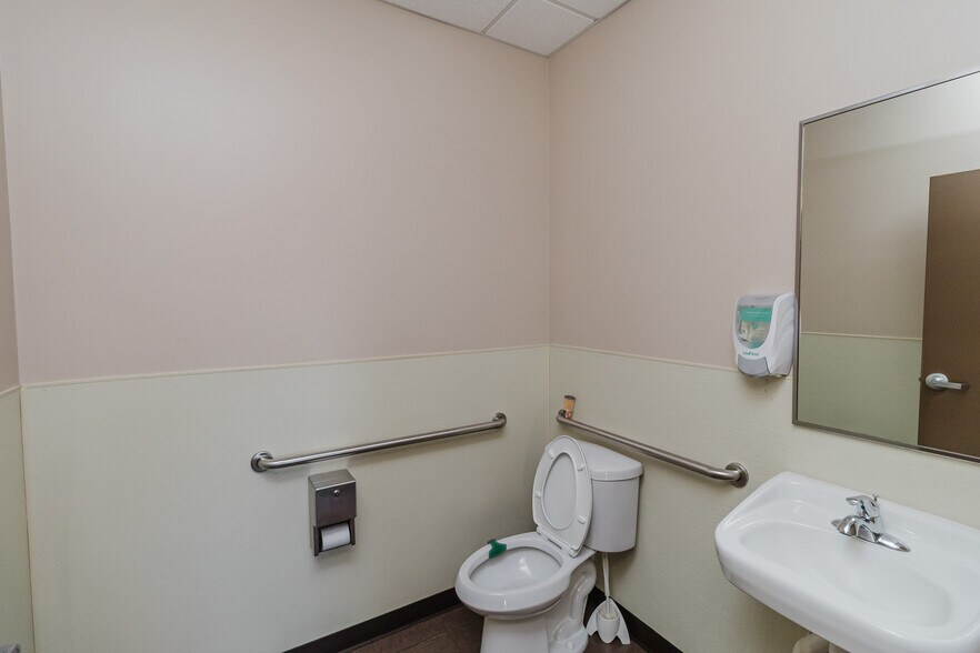 More Photos Of 3101 S Broadway St, Wichita Freestanding For Sale