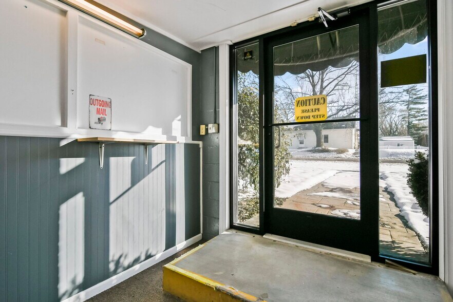 More Photos Of 901 N MacArthur Blvd, Springfield Warehouse For Lease