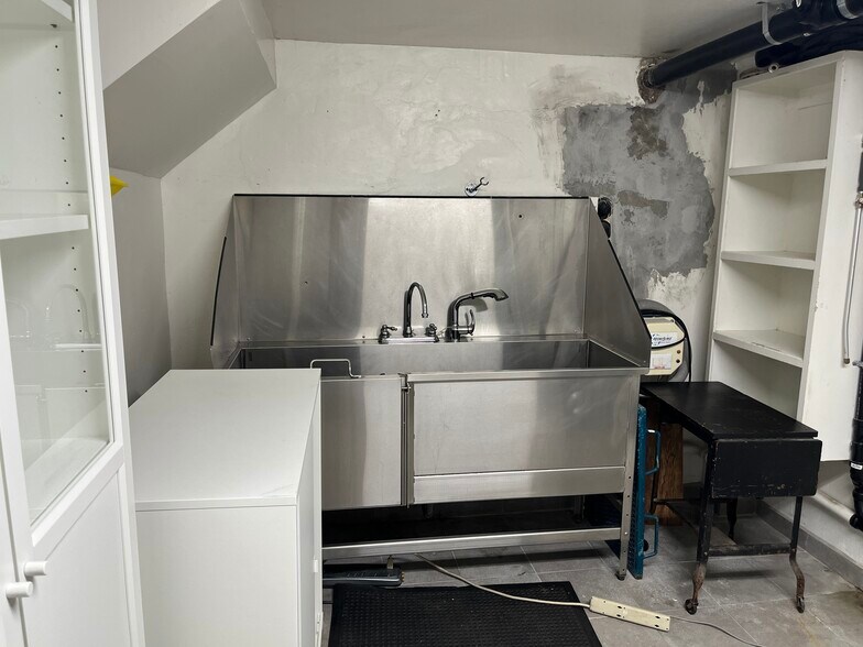 More Photos Of 5601 Mission St, San Francisco Veterinarian Kennel For Sale