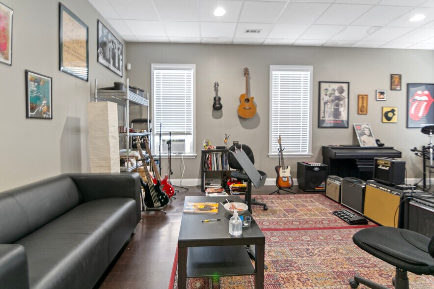 More Photos Of 5500 Harford Rd, Baltimore Freestanding For Sale