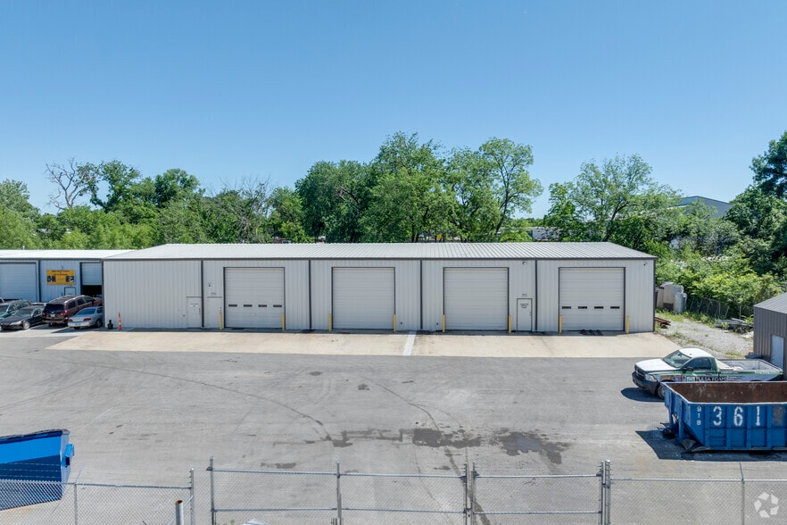 More Photos Of 126 N Garnett Rd, Tulsa Unknown For Lease
