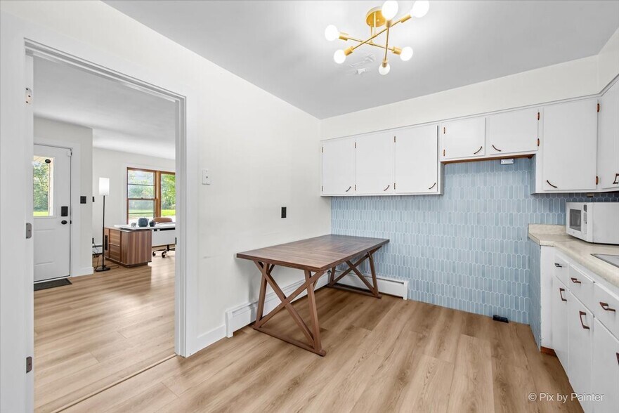 More Photos Of 124 E Oak Knoll Dr, Hampshire Office For Sale