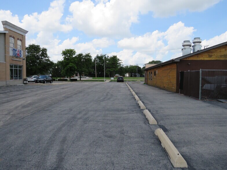 More Photos Of 24725 W Eames St, Channahon Veterinarian Kennel For Sale