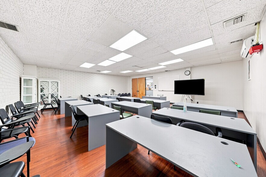 More Photos Of 2333 Beverly Blvd, Los Angeles Office For Lease