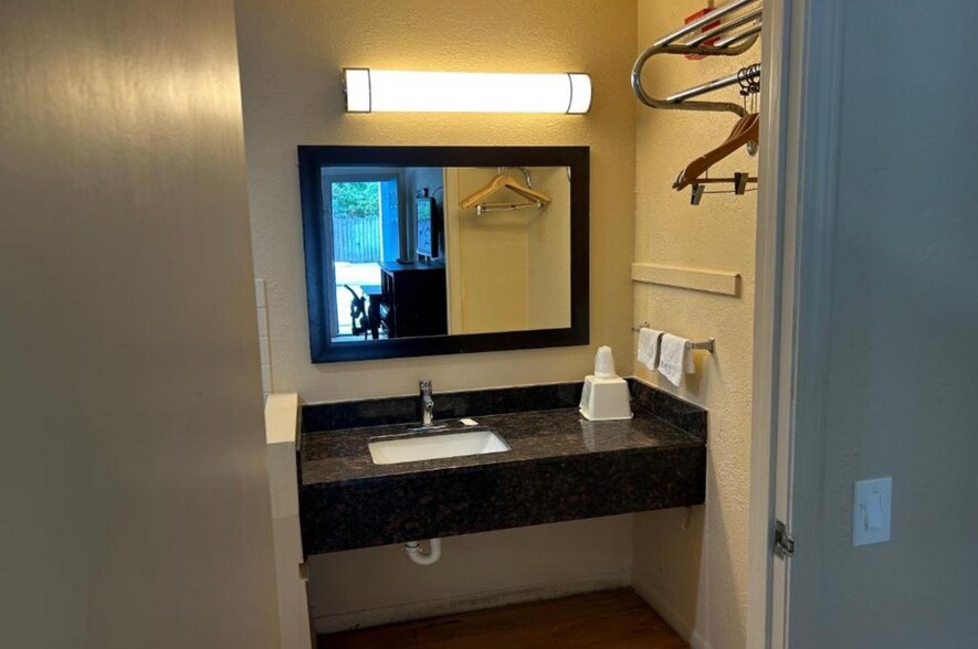 More Photos Of 2111 NW Evangeline Trwy, Lafayette Hotel For Sale