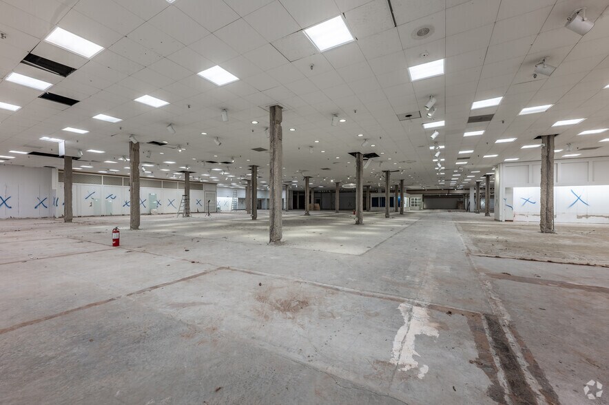 More Photos Of 100 Mall Dr, Steubenville Department Store For Lease