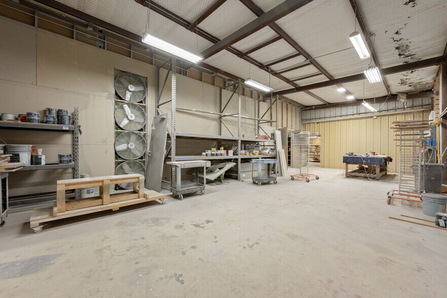 More Photos Of 4714 S Zarzamora St, San Antonio Auto Repair For Sale