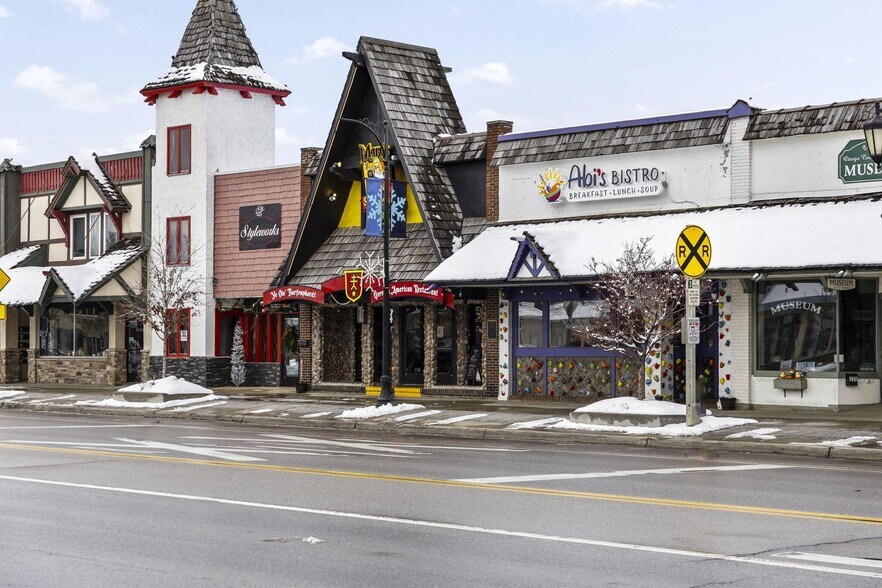 Primary Photo Of 324 W Main St, Gaylord Restaurant For Sale