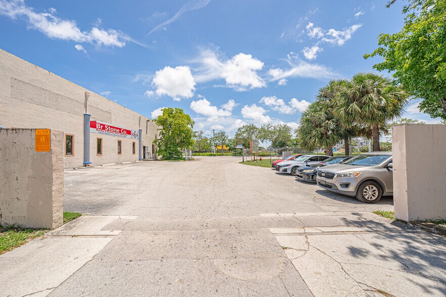 More Photos Of 1959 Dr Martin Luther King Jr Blvd, Pompano Beach Warehouse For Lease