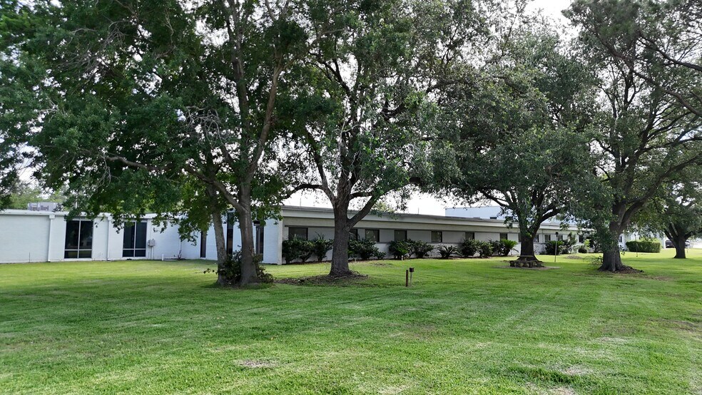 Primary Photo Of 104 Industrial Blvd, Sugar Land Showroom For Lease