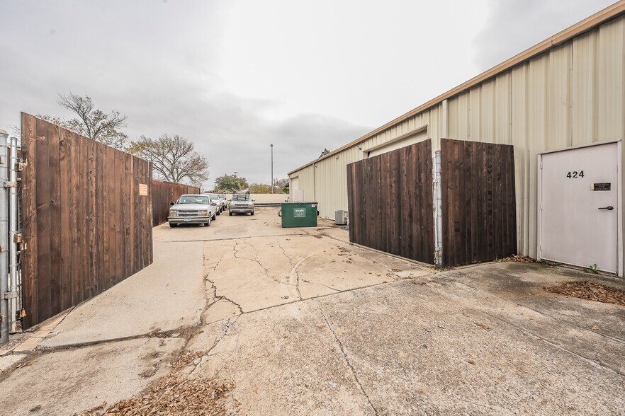 More Photos Of 424 S Bryan Belt Line Rd, Mesquite Showroom For Sale