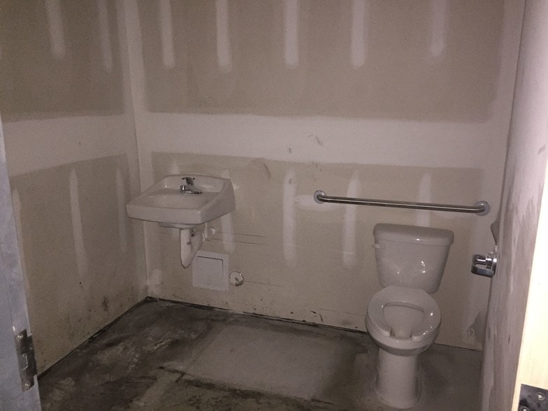 More Photos Of 6626 Gordon Rd, Wilmington Office For Sale