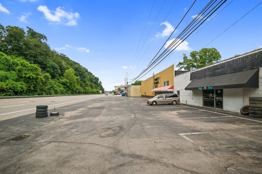 More Photos Of 2515 U.S. Route 60 E, Huntington Storefront For Sale