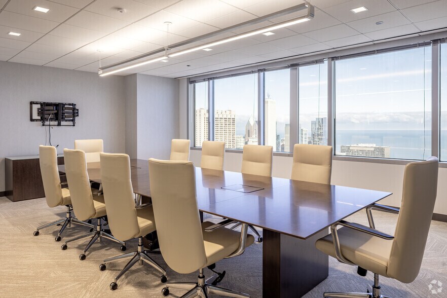 More Photos Of 311 S Wacker Dr, Chicago Office For Lease
