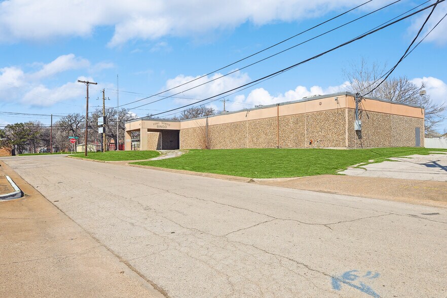 More Photos Of 412 N Sylvania Ave, Fort Worth Freestanding For Lease