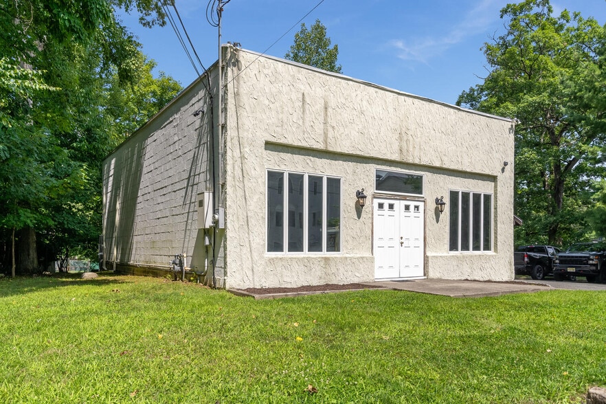 More Photos Of 23 Pawnee Ave, Rockaway Office For Lease