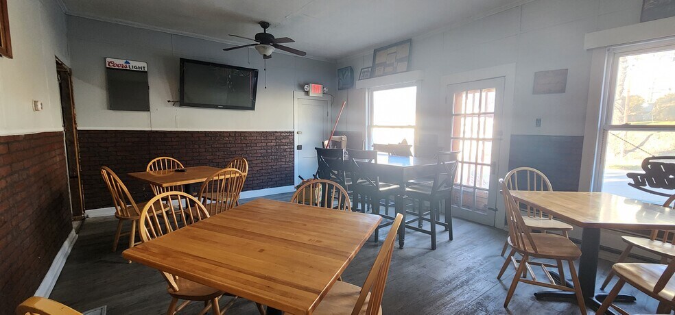 More Photos Of 6 Walnut St, Nicholson Hotel For Sale