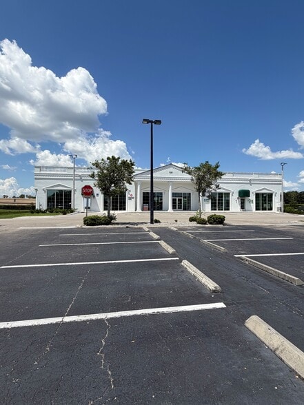 More Photos Of 9281 College Pkwy, Fort Myers General Retail For Lease
