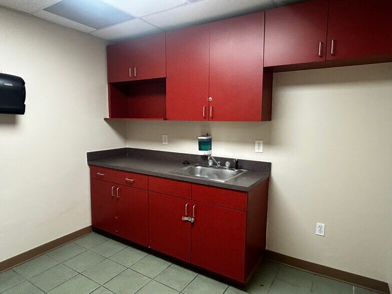 More Photos Of 5501-5519 Pioneer Park Blvd, Tampa Unknown For Lease