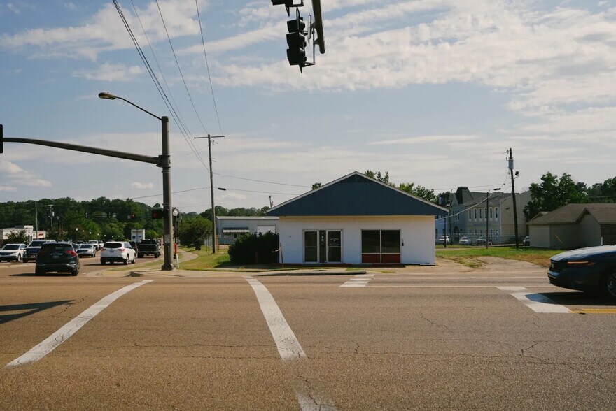 More Photos Of 150 E Northside Dr, Clinton General Retail For Sale